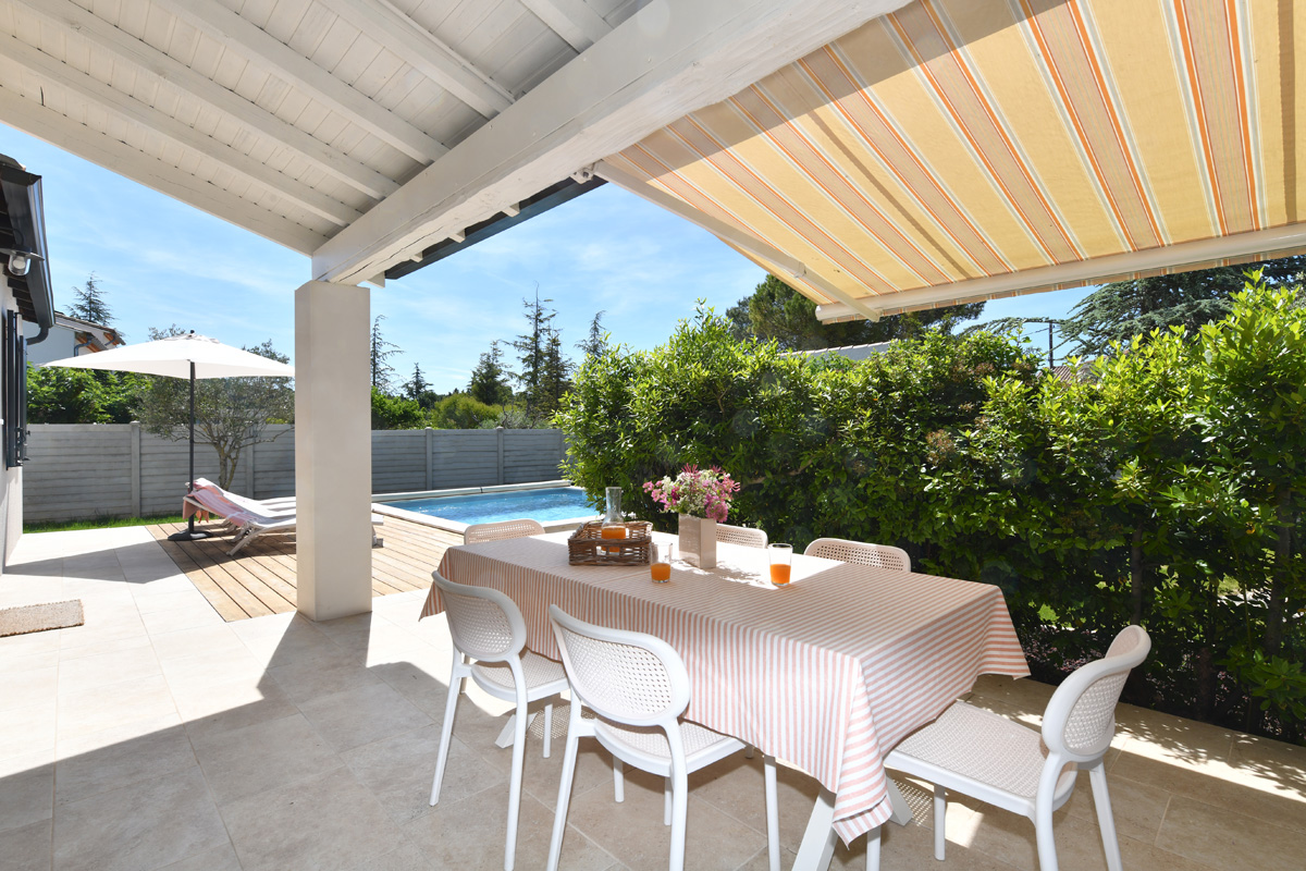 terrasse couverte, piscine, table extérieure
