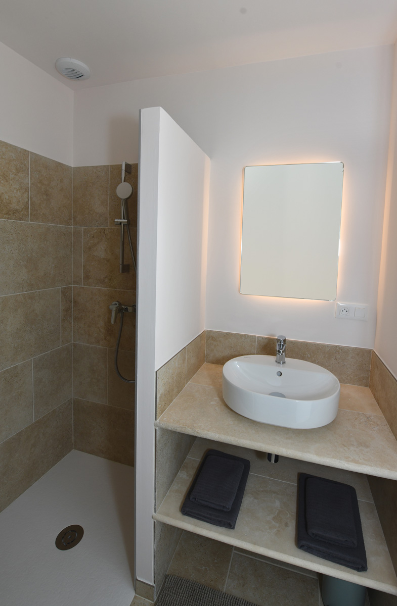 douche a l'italienne, lavabo, salle de bain