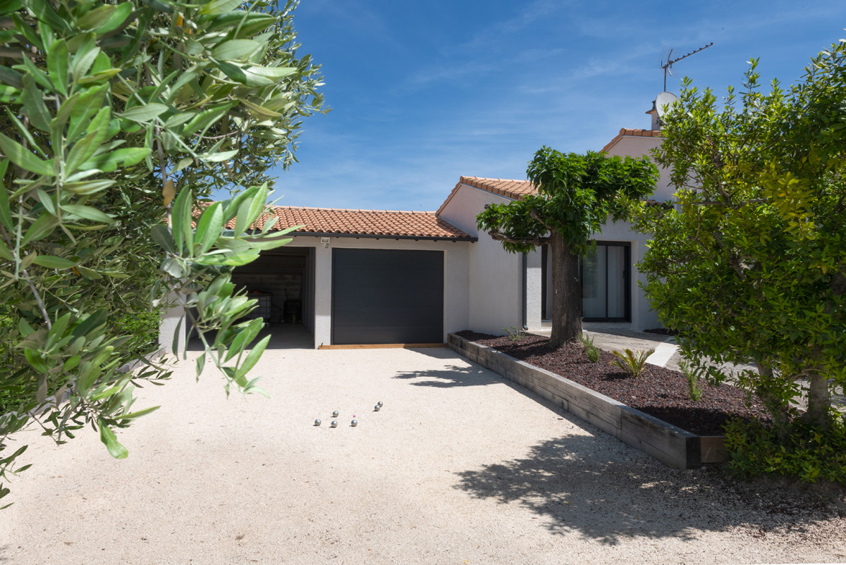 terrain de pétanque, garage, jardin